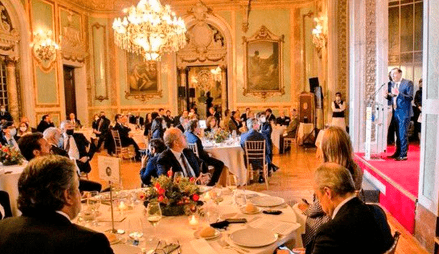 Las imágenes del encuentro en un lujoso salón del Casino de Madrid han desatado la indignación en las redes sociales. Foto: Twitter