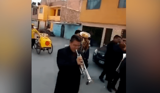 Facebook viral: heladero peruano se topa con banda de músicos y decide unirse a ellos en peculiar ‘serenata’