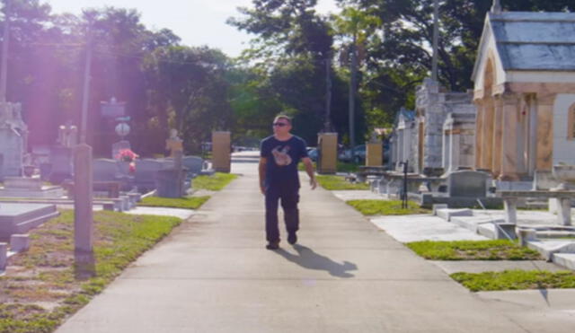 YouTube: Hombre sorprende con peculiar gesto a las lápidas de los veteranos de guerra