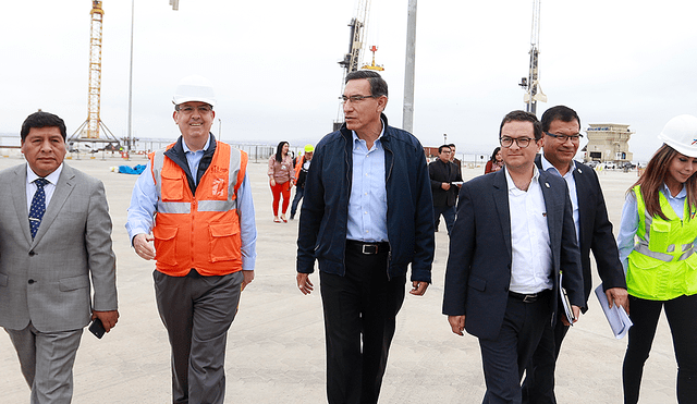 Martín Vizcarra visitó obras de modernización en puerto de San Martín, en Ica. Foto: Presidencia Perú.