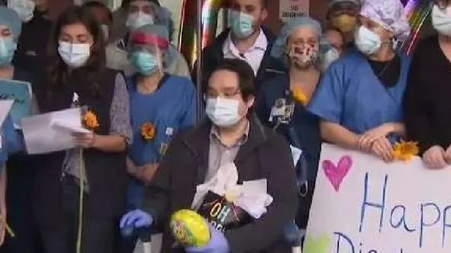 Hombre recibe los aplausos del equipo médico que lo atendió tras ser dado de alta por superar el coronavirus. Foto: Captura Video.