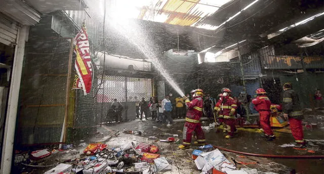 Incendio arrasa 700 puestos de mercado de Puente Piedra