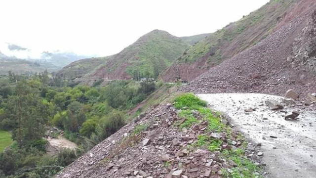 Un tramo de la carretera Yacango- Torata está bloqueado por deslizamiento del cerro aledaño.