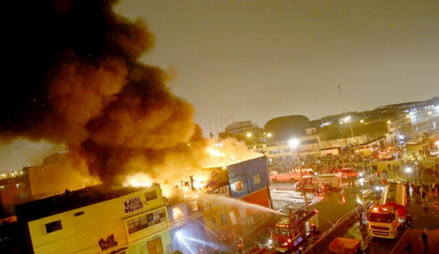Cercado de Lima: se registra un incendio en una pollería en la avenida Colonial
