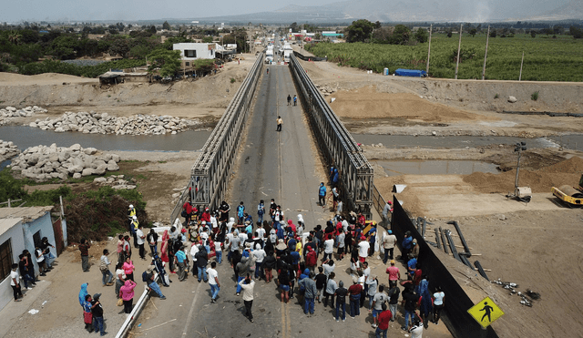 Manifestantes bloquearon el paso en el puente Virú de la Panamericana Norte (región La Libertad) como parte de las protestas contra la Ley Agraria. Foto: EFE/Douglas Juárez.
