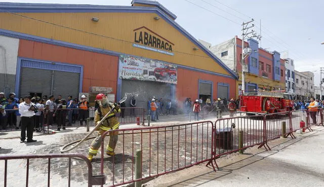 Las vallas de metal ya están colocadas en inmediaciones del centro comercial La Barraca en Arequipa.