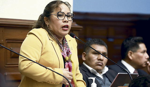 Operadora. La congresista Jeny López firma iniciativa legal promovida por Fuerza Popular. Foto: difusión