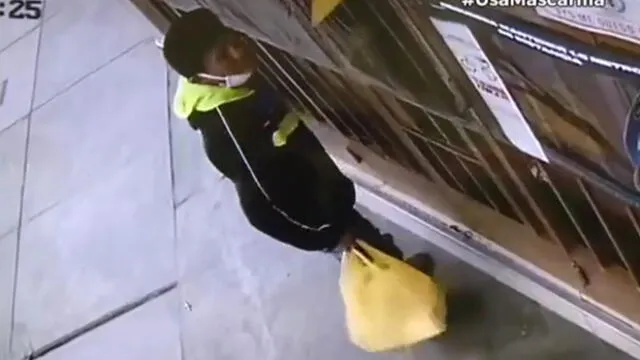 Hombre usó un palo de escoba para poder jalar el estante con los productos que finalmente hurtó. (Foto: Captura de video / Canal N)