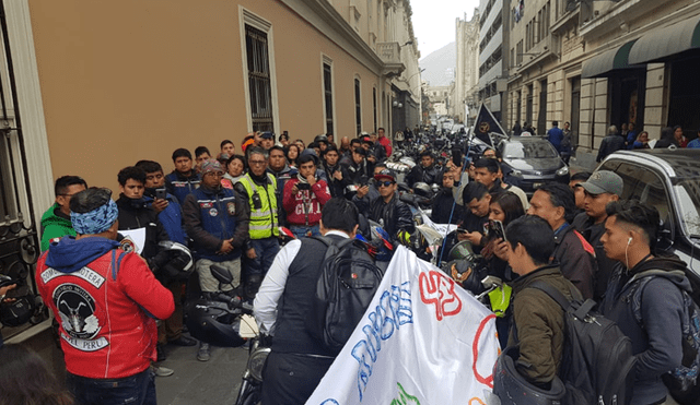 Comunidad de motociclistas realizó plantón frente a Defensoría del Pueblo. Foto: RTV