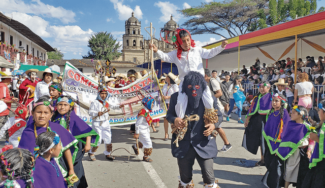 Derroche de alegría. Las patrullas y comparsas llegaron hasta la Plaza de Armas de Cajamarca, donde deleitaron al público.