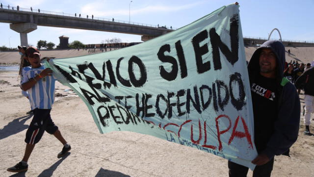 México deportó a 98 y expulsaría a 500 personas de caravana migrante