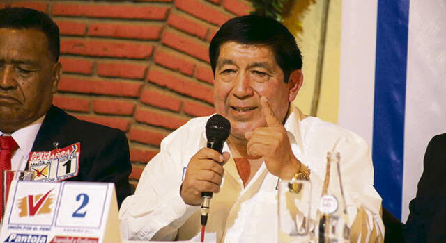 en la mira. Rubén Pantoja, legislador de UPP, no solo se subió a vuelo humanitario, también lo hicieron sus familiares.