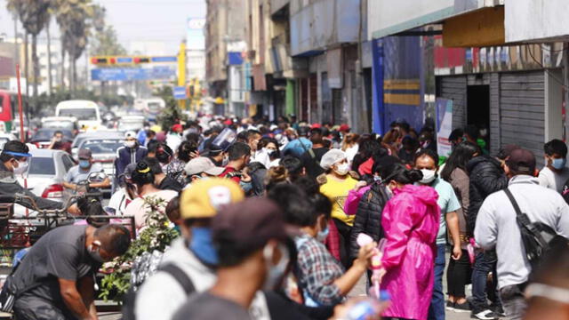 Ambulantes se desplazan en las calles de La Victoria. Créditos: Flavio Matos.