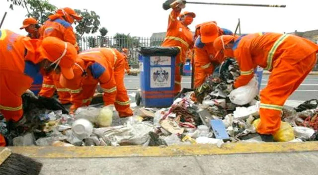 Trabajadoras de limpieza no reciben los EPP necesarios según contraloría | Créditos: La República