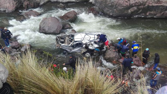 Puno: Minibús cae al río Macusani y mueren dos pasajeros [VIDEO]