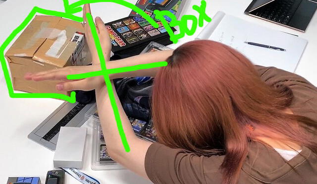 Trabajadora de SEGA cubriendo productos de la empresa con haciendo la "X" de Xbox. Foto: @ZackMc977.