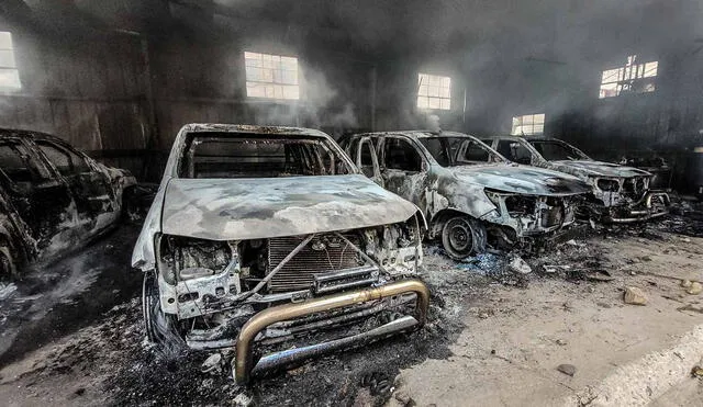 Incendiaron cuatro camionetas públicas y quemaron sedes de la Fiscalía y el Poder Judicial. (Fotos. Wilber Huacasi)