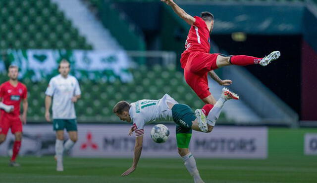 Bremen sufrió la expulsión de su capitán, Niklas Moisander, a pocos minutos de finalizar el partido. Foto: Werder Bremen.