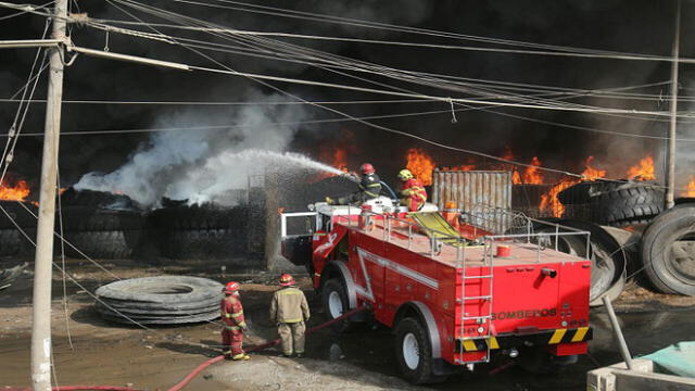 MTC apoya en la remoción de escombros tras incendio en almacén de llantas en Comas