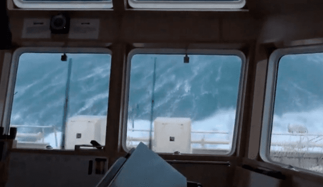 Facebook: captan cómo unas terroríficas olas por poco hunden un barco de rescate [VIDEO] 
