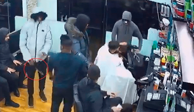 Fue asaltado con arma blanca en peluquería y pide a barbero que continúe con su corte [VIDEO]