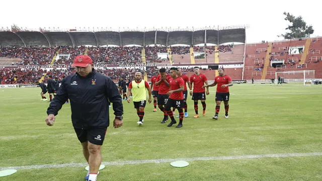 El preparador físico de Melgar pone a punto a los jugadores en el Estadio Arequipa