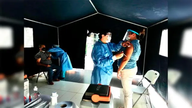 Se instaló un punto fijo de vacunación para adultos en centro comercial Real Plaza, de Chiclayo.