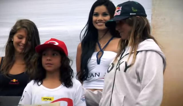 Una pequeña Daniella Rosas posa al lado de Sofia Mulanovic en el evento Herederas de Red Bull en el año 2011. Foto: Captura YouTube Olas Perú
