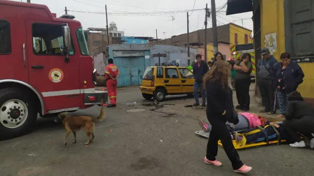 Compañía de bomberos acudieron al lugar para atender a la víctimas, quienes luego fueron llevadas a una clínica. (Foto: Christian Moreno / La República)