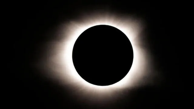 Viste del eclipse solar desde una escuela en Giorgia. Foto: EFE.