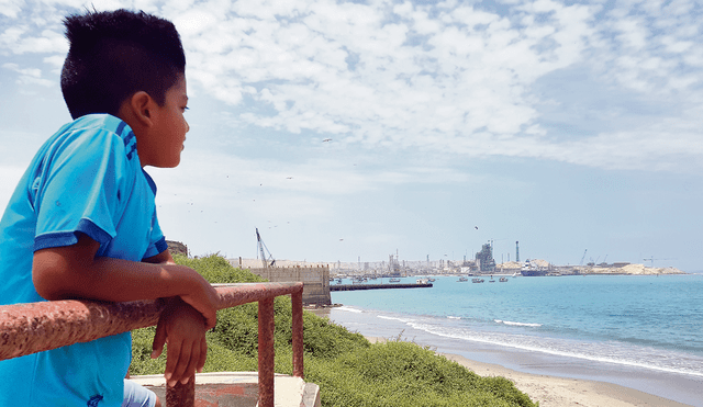 Amor por la peñita. Jeiko contempla la playa que tanto adora, después de una agotadora jornada de recojo de desperdicios.