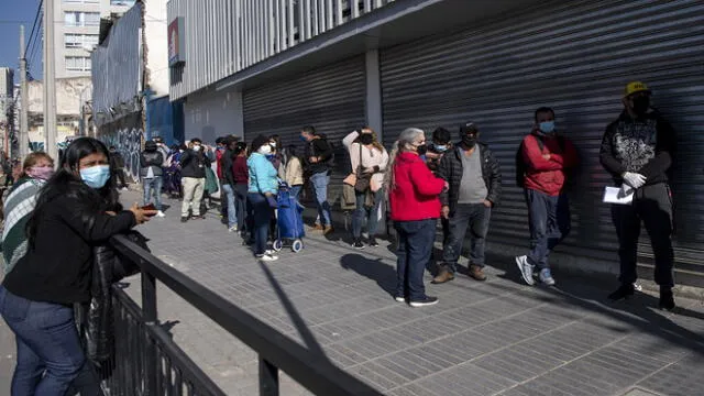 People wear face masks as they queue to enter a state bank in Santiago, on June 05, 2020, amid the new coronavirus pandemic. - Deaths from the coronavirus in Chile have risen by more than 50 percent in the past week, the health ministry announced Friday, despite a three-week lockdown of the capital Santiago. Three months after the country registered its first infection, Health Minister Jaime Manalich reported 4,207 new infections and 92 deaths in the previous 24 hours. (Photo by MARTIN BERNETTI / AFP)