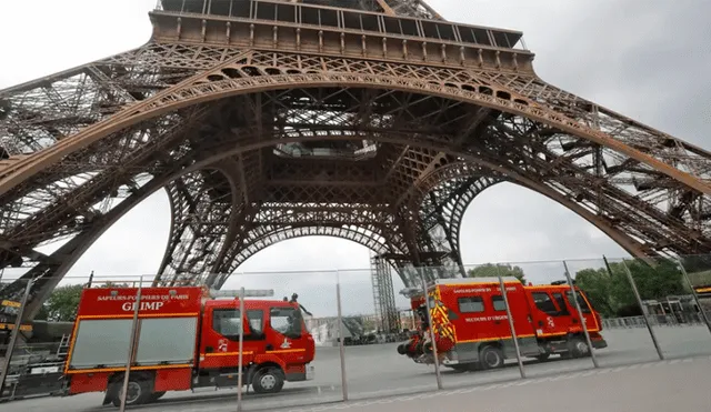 Evacúan la Torre Eiffel luego de que un hombre intentara escalarla [VIDEO]