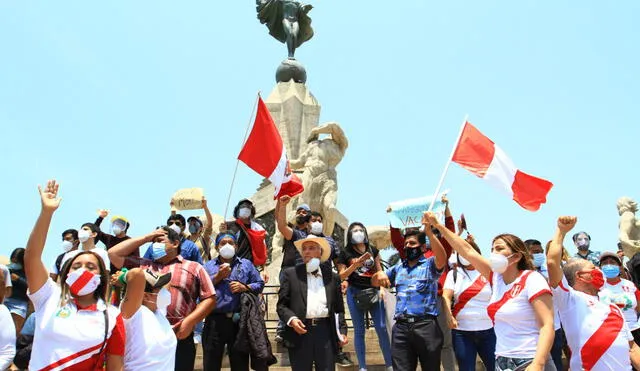 Ciudadanos llegaron hasta el monumento de la libertad, en la plaza de Armas de Trujillo Foto: Jaime Mendoza/La República