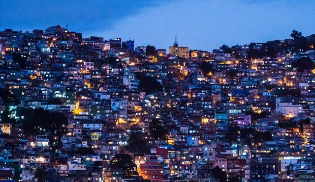 (FILES) This file picture taken on June 13, 2014 shows a general view of the Rocinha shantytown (favela) in Rio de Janeiro, Brazil. - As the spread of the new coronavirus COVID-19 accelerates in Brazil, the poor populations crammed into the often unsanitary homes and precarious health services in the favelas, are on great alert. (Photo by Yasuyoshi CHIBA / AFP)