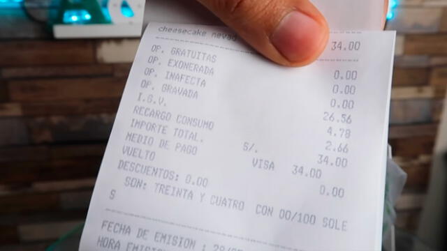 Desliza las imágenes para ver cómo luce este costoso postre vendido en una pastelería peruana. Foto: Desbalanceados/YouTube