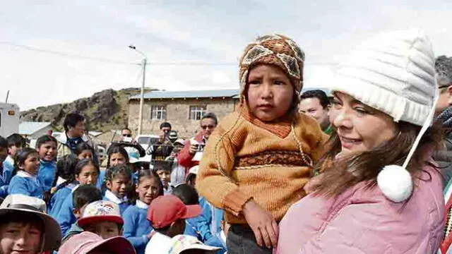 Ministros entregan ayuda humanitaria para afectados por heladas en Cusco y Puno