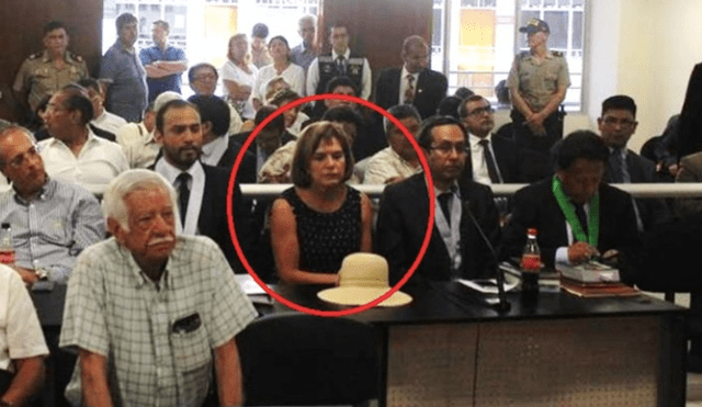 En la imagen se observa a Susana Pinilla y a su entonces abogado Fredy Hinojosa. Actualmente, la exministra aprista, condenada a 5 años, es prófuga de la justicia.