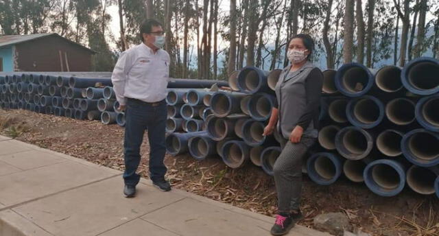 Director ejecutivo Orlando Torres supervisó el estado de las tuberías de hierro dúctil. Foto: Minagri.