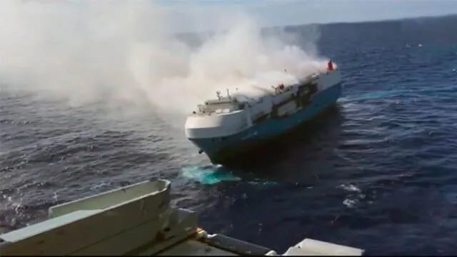 Embarcación con miles de autos de lujo se incendia y naufraga en medio del océano [VIDEO] 