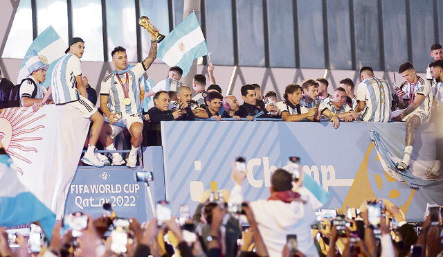 Por todo lo alto. La ‘Albiceleste’ salió del estadio a la concentración en un bus sin techo para recibir el aliento de su gente. Foto: EFE