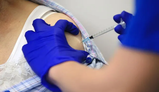 La vacuna de Pfizer-BioNTech se aplica desde hace varios días en Reino Unido, donde detectaron una nueva variante del coronavirus que mantiene en vilo a Europa. Foto: AFP