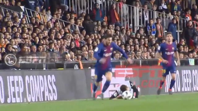 Lionel Messi humilla a jugador del Valencia con tremendo 'túnel' [VIDEO]