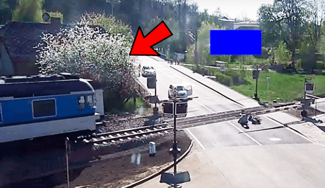YouTube viral: Anciano en moto cae en sobre vías y se salva de milagro ante la llegada de tren [VIDEO]
