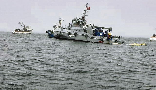 Naves y 24 buzos se suman a labores de rescate en el mar