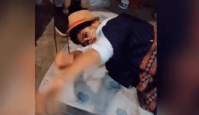 Facebook viral: joven ebrio se queda dormido y sus amigos le juegan una cruel broma en plena fiesta [VIDEO] 