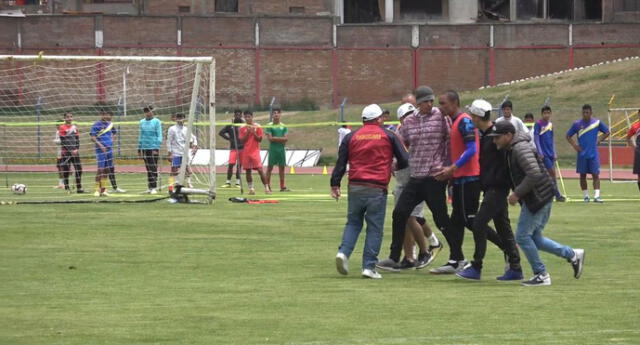 Según testigos, hasta doce personas, aparentemente hinchas de Sport Boys, interrumpieron el entrenamiento del cuadro huancaíno. Foto: Jhefryn Sedano.