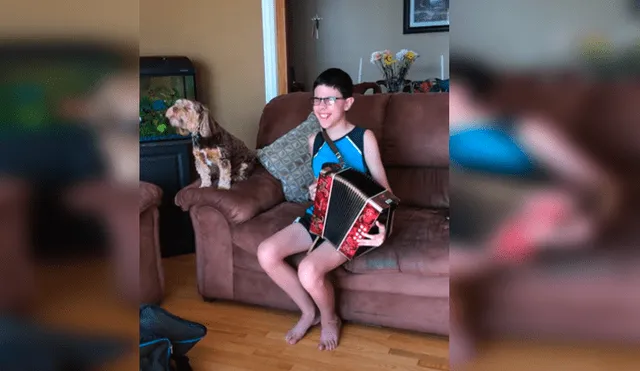 Video es viral en YouTube. El can corrió a sentarse al costado de su pequeño dueño, al verlo haciendo una de sus prácticas habituales de acordeón. Fotocaptura: YouTube