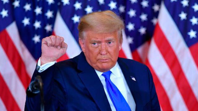 El presidente de los Estados Unidos, Donald Trump, levanta el puño después de hablar durante la noche de las elecciones en el Salón Este de la Casa Blanca. Foto: AFP