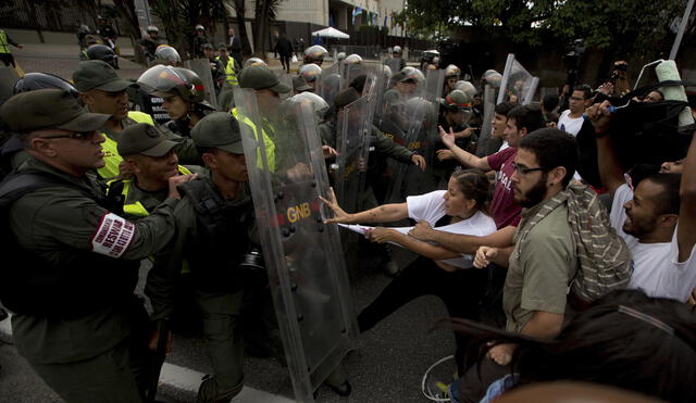 Oposición sale a las calles contra Maduro y OEA vota este lunes